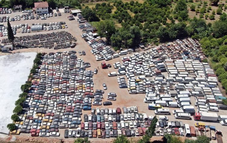<p>Antalya'da haciz yoluyla bağlanan binlerce araç, yediemin otoparklarında adeta birer araç mezarlığına dönüştü. Çoğunluğu açık alanlarda bekletilen otomobil ve motosikletlerde çürüme belirtileri gözlemleniyor. </p>
<p> </p>