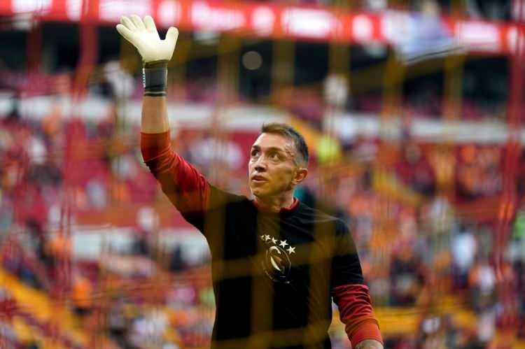 <p>Muslera, Süper Lig tarihinde en fazla şampiyonluk yaşayan kalecisi olarak buradaki kariyerini tamamladı.</p>