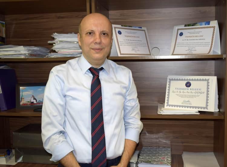 <p>Kurban kesim işlemlerinin Tarım ve Orman Bakanlığı tarafından belirlenen alanlarda, veteriner hekim gözetiminde yapılması gerektiğini hatırlatan Azizoğlu, <strong>"Kesimde kullanılan ekipmanlar mutlaka dezenfekte edilmeli. Etler eve geldiğinde çapraz bulaşı önlemek için ayrı ekipmanlarla temas etmeli"</strong> diye konuştu.</p>