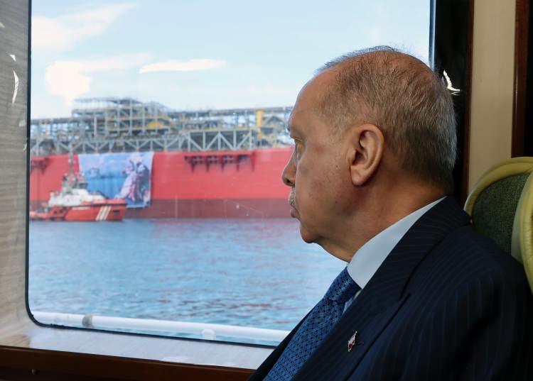 <p>Cumhurbaşkanı Erdoğan, Türkiye'nin ilk yüzer gaz üretim platformunu Karadeniz'e uğurladı</p>