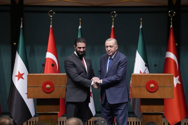 <p><span style="color:#B22222"><strong>SAVAŞIN FİTİLİ SURİYE’DE ATEŞLENEBİLİR</strong></span></p>

<p>Rubin, İsrail ile Türkiye arasındaki gerilimin, özellikle Suriye üzerinden bir çatışmaya dönüşebileceği uyarısında bulundu. Erdoğan’ın Suriye’de Hay’at Tahrir el-Şam gibi grupları vekil güç olarak kullanarak İran’ın Hizbullah modeliyle benzerlik gösterdiğini belirten Rubin, Türkiye “fiilen İsrail sınırında” dedi.</p>
