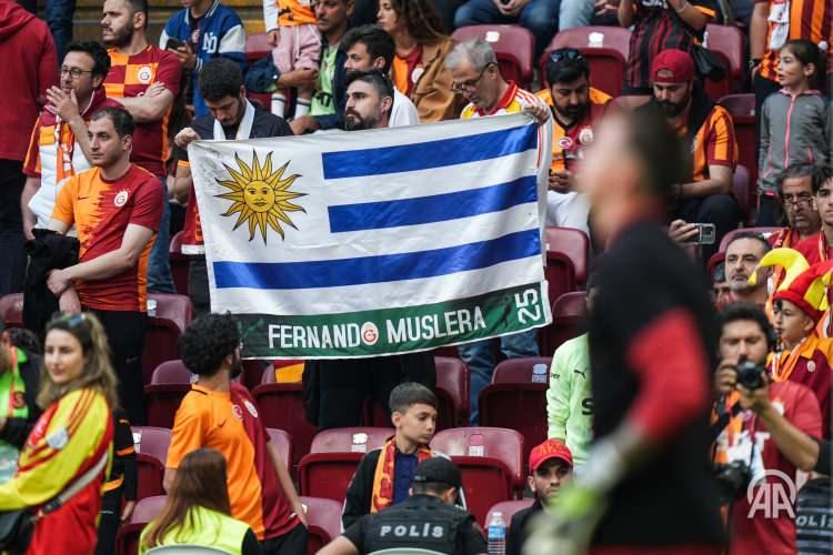 <p>Fernando Muslera, geçirdiği 14 sezonda Galatasaray'ın efsane kalecileri Claudio Taffarel ve Faryd Mondragon'un bir sezonda en çok maçta kalesini gole kapatma rekorlarını da kırdı.</p>

