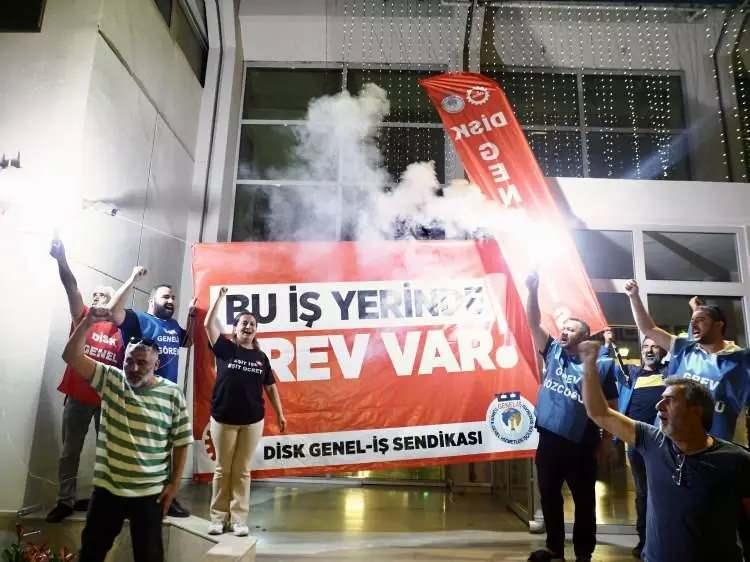 <p><strong>İŞTE CHP'Lİ BELEDİYELERDE YAŞANAN GREVLER</strong></p>
<p>CHP’li İzmir Büyükşehir Belediyesi yönetimini protesto eden 23 bin işçi greve gitti. Kentte ulaşım hizmetlerinde ve temizlik hizmetlerinde büyük çapta sıkıntı yaşanırken hak ettikleri ücretleri alamadıkları için greve gittikleri öğrenildi.</p>
