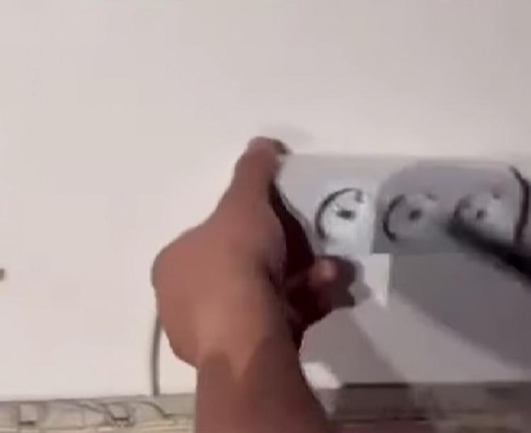 <p>Denizli'de evini aparta çeviren ev sahibi, odalardaki prizlere yatakları görecek şekilde casus kameralar yerleştirdi. Skandal, bir kiracının dikkati sayesinde ortaya çıkarken, iğrenç bir detay daha gün yüzüne çıktı. </p>