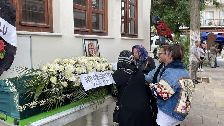 <p>Törende annesi Sema ve babası Nihat Gülen ile eşi Necati Arıcı ve yakınları taziyeleri kabul etti. </p>