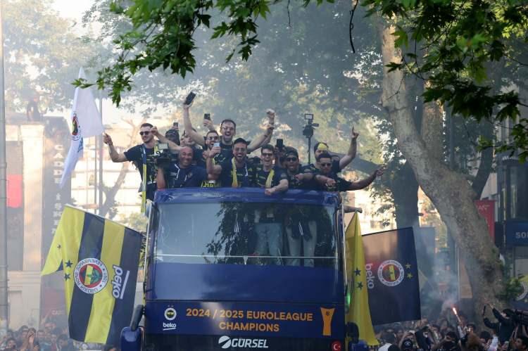 <p>Yol boyunca meşaleler, marşlar ve tezahüratlarla takımlarını karşılayan taraftarlar, adeta Sarı-lacivert bir kortej oluşturdu.</p>