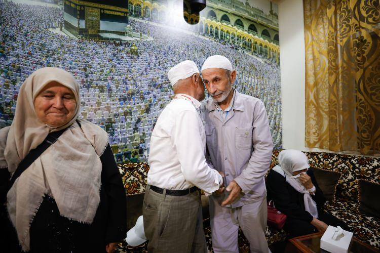 <p>Dinç, Allah’ın huzuruna çıkacakların Arafat’ta vakfeye durup söz vereceklerini belirterek, şöyle konuştu:</p>
<p> </p>