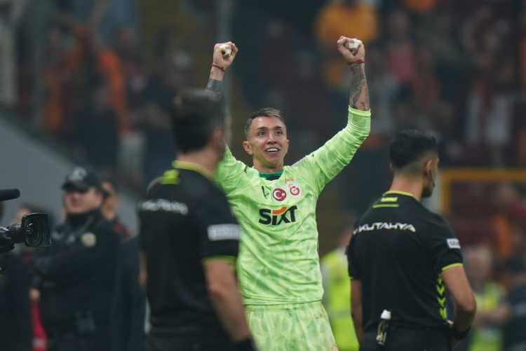 <p>Fernando Muslera, Galatasaray 551 resmi mücadelede forma giydi. Muslera sarı-kırmızılılarla Süper Lig'de ise 442, UEFA Şampiyonlar Ligi ve elemelerinde 55, UEFA Avrupa Ligi ve elemelerinde 23, Türkiye Kupası 21, TFF Süper Kupa da 9 defa sahaya çıktı.</p>