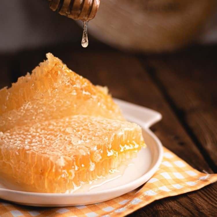 <p>Laboratuvarlarda yapılan analiz ve testlerde prolin, polen ve diaztas değerleri normalin üzerine çıkan Bitlis balı, "Altın Bal" ödülünü kazandı.</p>
