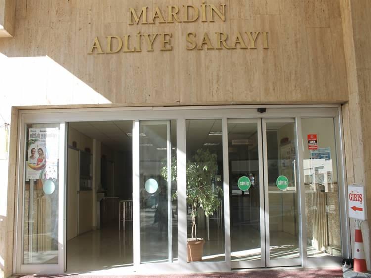 <p><span style="color:#A52A2A"><strong>A.K. SERBEST, MARIK TUTUKLU </strong></span></p>
<p>Marık, işlemlerinin ardından sevk edildiği adliyede tutuklanarak cezaevine gönderildi. <strong>A.K. ise serbest bırakıldı.</strong></p>