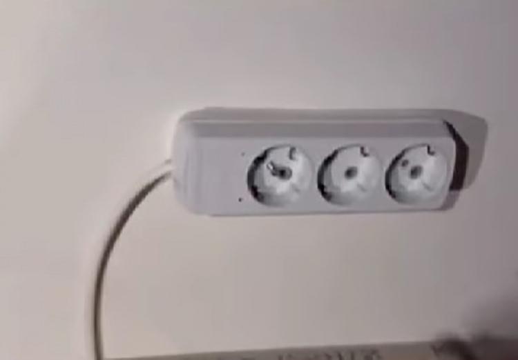 <p><span style="color:#A52A2A"><strong>GİZLİ KAMERA BULUNDU </strong></span></p>

<p>Aramalarda; apartlardaki üçlü prizlerin içine gizli kamera yerleştirildiği tespit edildi.</p>
