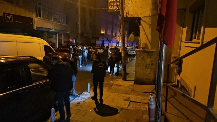 <p>Ekipler, çevredeki iş yerlerinin güvenlik kamera kayıtlarını incelemek üzere aldı. </p>
