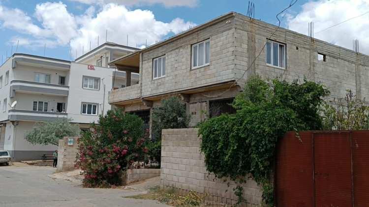 <p><span style="color:#B22222"><strong>KENDİ ANNESİ ÖLDÜRMÜŞ</strong></span></p>
<p>Tülay S., evde tartışma çıktığını ve tartışmanın büyümesi üzerine kızını boğarak öldürdüğünü söyledi. 4 şüpheli emniyetteki işlemlerinin ardından adliyeye sevk edildi. Diğer yandan Asiye Baytap'ın çocuklarının da koruma altına alındığı öğrenildi. </p>