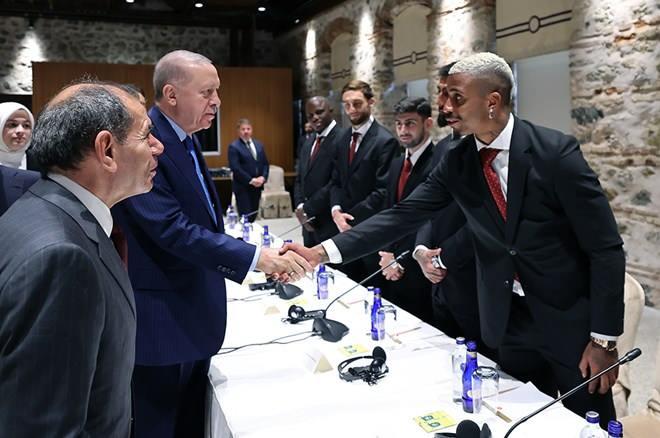 <p>"Süper Lig ve Türkiye Kupası'nda şampiyon olarak önemli bir başarının altına imza atan, 25 şampiyonlukla 5'inci yıldızı armasına takma hakkı kazanan Galatasaray'ın kıymetli sporcuları ve yöneticileriyle bugün İstanbul'da bir araya geldik.</p>