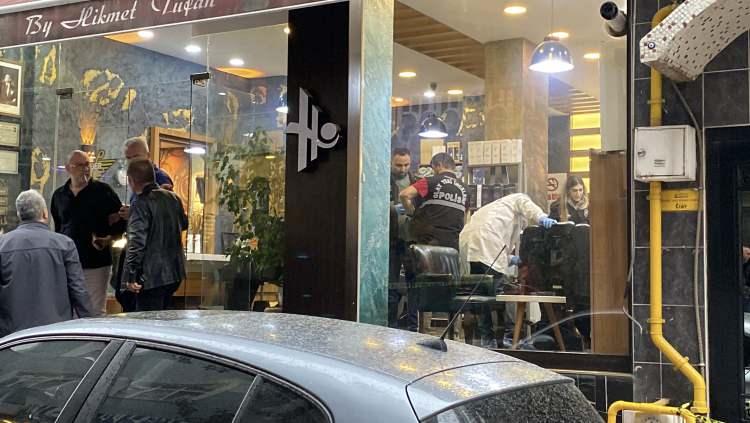 <p>İddiaya göre, Ahmet K. (46) kuaförün içerisine girip, aralarında husumet bulunan ve bu sırada tıraş olan kardeşi Barış K.’yi (43) tabancayla ensesinden vurdu.</p>