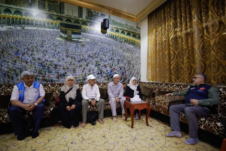 <p>Arafat'tan önce küslüğün bitirilmesinin önemli olduğunu belirten Dinç,<strong> <em>"Madem Rabb'imize gidiyoruz, Allah bizi evine kabul etmiş, bu 3 günlük dünyada neden birbirimize yabancı duralım. Aynı köyde yaşadığımız halde kalplerimiz neden birbirine uzak kalsın."</em></strong> dedi.</p>
