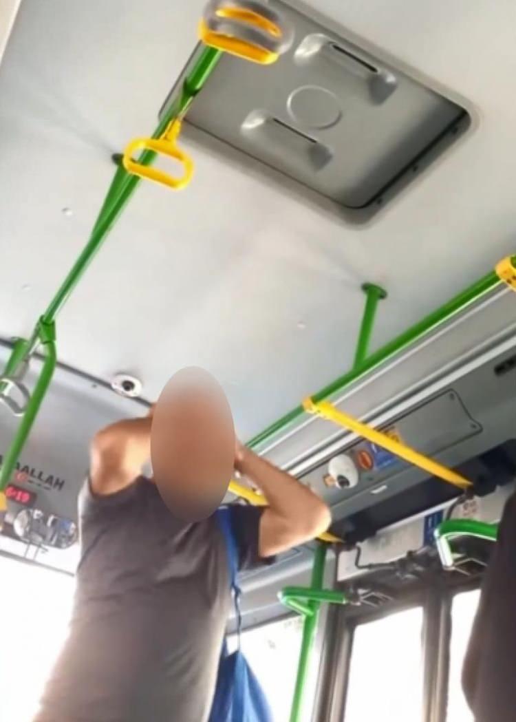 <p>Öğrencilerin çığlık atarak taciz edildiklerini belirtmesi üzerine otobüs şoförü duruma müdahale etti. </p>
