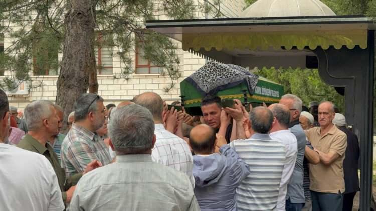 <p>Konya Adli Tıp Kurumu’nda otopsi işlemleri tamamlanan Nurhan Öner’in cenazesi ise yakınları tarafından teslim alınarak öğle namazının ardından Musalla Mezarlığı'nda toprağa verildi.</p>