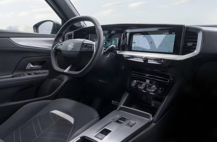 <p>Opel'in seri üretim B-SUV modeli Mokka'nın karakteristik tasarımının yanı sıra yeni renkler, kokpit ve üst düzey teknolojilerle donatılan Mokka GSE Rally, 280 HP elektrikli güç çıkışı ve 345 nanometre torkuyla elektrikli ralli alanında geleceğin adımını temsil ediyor.</p>
