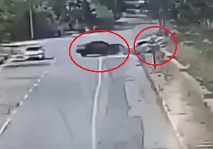 <p>Mustafa Andaç'ın cenazesi, yakınları tarafından teslim alınarak Hacılar ilçesinde toprağa verildi. Diğer yandan kaza, güvenlik kamerasına yansıdı.</p>