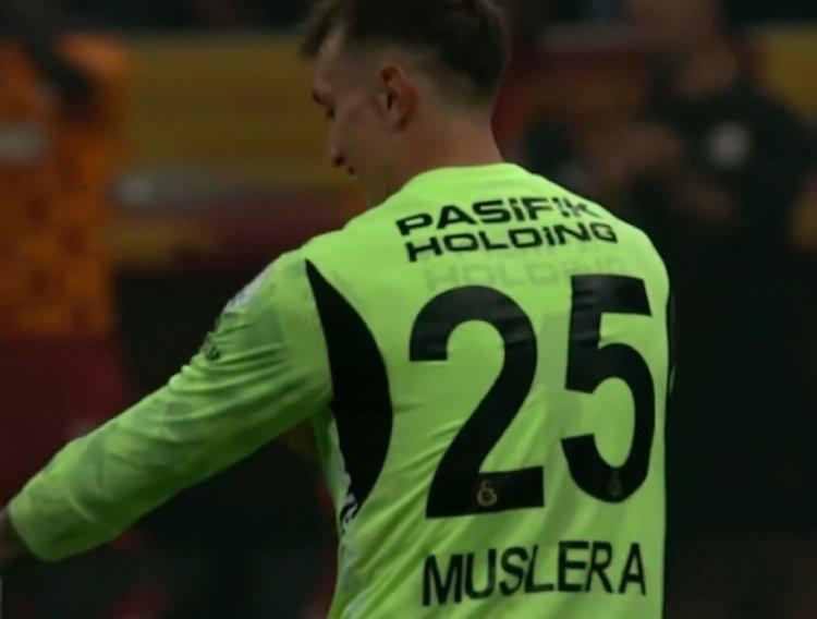 <p>Muslera, 89'uncu dakikada yerini Günay Güvenç'e bırakırken Galatasaray'daki ilk döneminde giydiği 25 numaralı formayı sırtına geçirdi.</p>