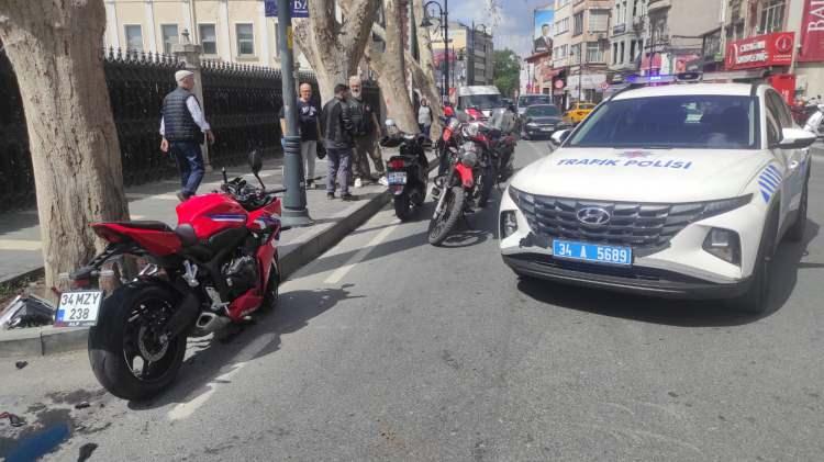 <p>Edinilen bilgiye göre, Beşiktaş istikametine giden 34 NAL 106 plakalı motosiklet sürücüsü ile karşı yönden gelen 34 MZY 238 plakalı motosiklet kafa kafaya çarpıştı. </p>
