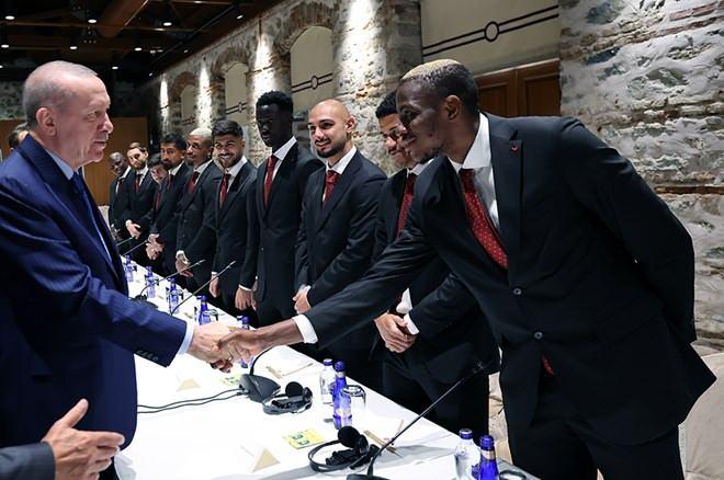 <p>Galatasaray taraftarına ve tüm Galatasaray Spor Kulübü camiasına selamlarımı iletiyorum."</p>