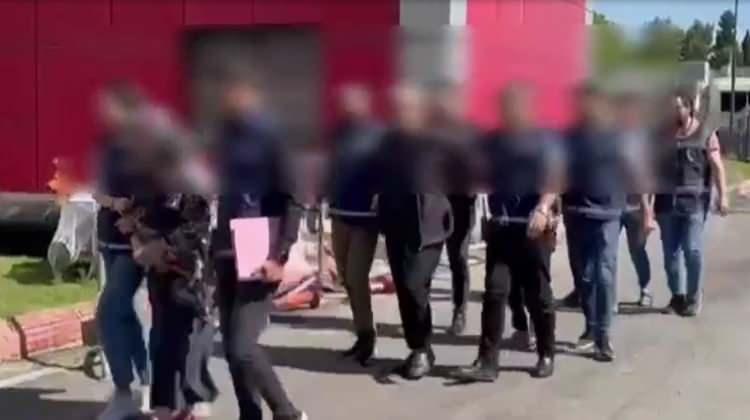 <p>Asayiş Büro Amirliği Cinayet Büro ekipleri, Asiye Baytap'ın annesi Tülay S., babası Ümmet S. ve kardeşleri M.S ile S.S.'yi gözaltına aldı.</p>