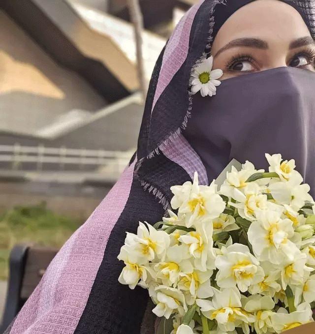 <p>Diyarbakır’da, Dicle Üniversitesi İlahiyat Fakültesi öğrencisi Sena Düzgün, Onkoloji Hastanesi bahçesinde ağaca asılı halde ölü bulunurken, bıraktığı notta aynı fakültede görev yapan Arş. Gör. A.P.’yi işaret etti. YÖK, olaya ilişkin soruşturma başlatıp müfettiş görevlendirdi.</p>