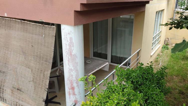 <p>Olayla ilgili soruşturma başlatılırken; polis ekipleri üç ayrı apart dairesinde inceleme yaptı. </p>