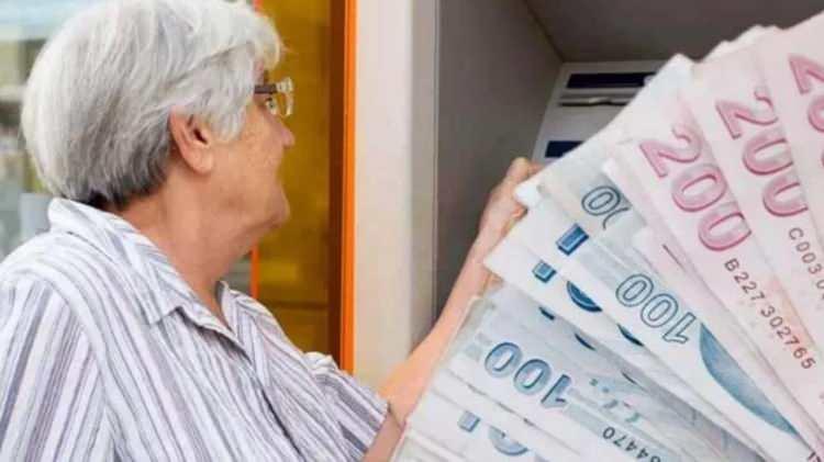 <p><strong>Halkbank</strong></p>
<p> </p>
<p>Halkbank, emekli maaşını 3 yıl boyunca bankadan almayı taahhüt eden emeklilere şu promosyon tutarlarını sunuyor:</p>
<p> </p>