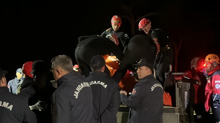 <p>Ş<em><strong>u an itibariyle Çanakkale AFAD, İl Jandarma Komutanlığı personeli, Jandarma Komando ekipleri, Çanakkale'deki AFAD tarafından akredite edilmiş sivil toplum kuruluşları, Ulusal Medikal Kurtarma Ekibi (UMKE) ekipleri, köylü vatandaşlarımızdan oluşan şu an itibariyle yaklaşık 50 kişilik bir grupla Adil Bey'i arama çalışmalarına devam ediyoruz.</strong></em></p>

<p> </p>

<p><em><strong>Biz olayı AFAD Başkanlığı ile paylaştık. 8 ilden AFAD arama kurtarma ekipleri yaklaşık 70 kişilik profesyonel arama kurtarma ekibi görevlendirilmiş olup, onların bölgeye intikalini bekliyoruz" </strong></em></p>
