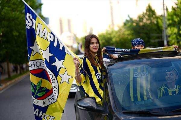 <p>Burada toplanan taraftarların sevgi gösterileriyle karşılaşan sarı-lacivertliler, zorlukla Ülker Stadyumu'na ilerledi.</p>