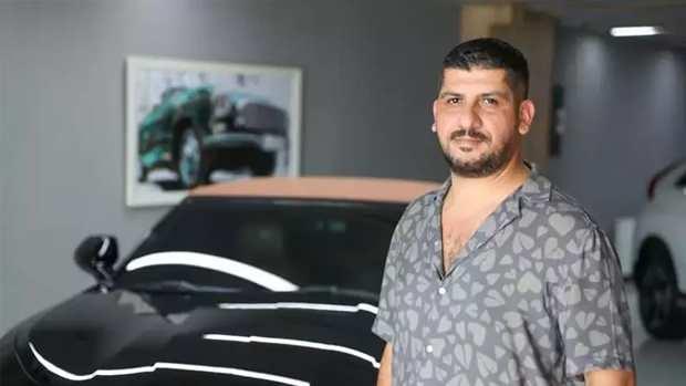 <p>Oto galeri sahibi Esat Aydın, "15 Eylül’den sonra bu araçları satmamak gibi bir lüksümüz yok, satmak zorundayız. Araca 6 bin kilometre binerek, yasaya uyup o aracı satmayı planlıyoruz. Biz şu anda fiyatları 100 bin lira düşürdük ama talep yok" açıklamasında bulundu.</p>
<p> </p>