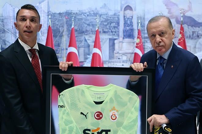 <p>Trendyol Süper Lig'de 2024-2025 sezonu şampiyonu Galatasaray'ın heyetini Cumhurbaşkanlığı Dolmabahçe Çalışma Ofisi'nde kabul eden Başkan Erdoğan, sosyal medya hesabından paylaşımda bulundu.</p>