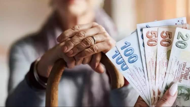 <p><em><strong>Sabah Gazetesi'nde yer alan habere göre;</strong></em> Türkiye'de emeklilik sisteminde aylık ödenen dosya sayısı 16 milyona ulaşmış durumda.</p>
<p>Bakıldığı zaman 1.8 çalışana bir emekli düşüyor. Bunun olması gereken oranı ise 4 çalışana bir emeklinin düşmesi.</p>