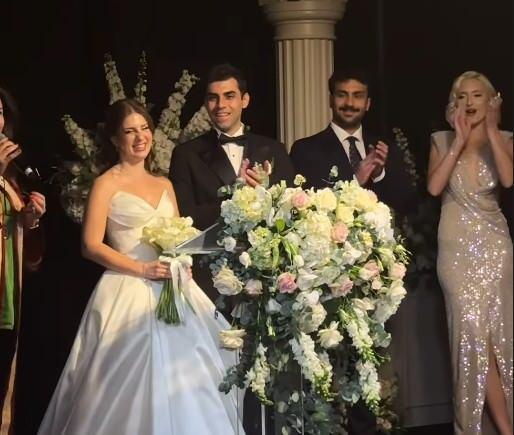<p><span style="color:#000000">Oyuncu Zeynep Özkaya ve Oğulcan Can dün gerçekleştirilen nikah töreni ile dünyaevine girdi.</span></p>

<p> </p>
