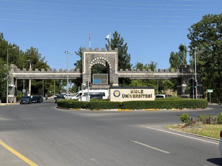 <p>Bütün elbiselerimi yardım kuruluşlarına verin. Kitaplarımı üniversiteye, oyuncaklarımı yuvaya, balığı Ahmet’e. Benden hiçbir şey kalmasın bu dünyada. </p>