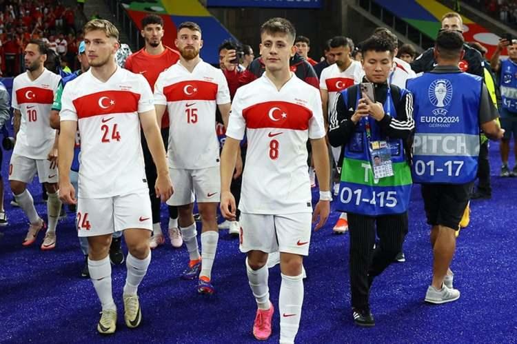 <p>Eleme hazırlıkları kapsamında ABD'de kamp yapacak ay-yıldızlı ekibe davet edilen futbolcular, yarın saat 16.00'dan itibaren TFF Hasan Doğan Milli Takımlar Kamp ve Eğitim Tesisleri'nde bir araya gelecek.</p>