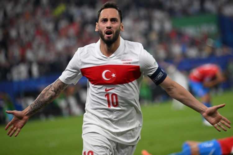 <p>* Hakan Çalhanoğlu - Inter - Orta Saha</p>