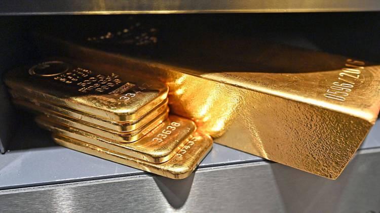 <p><strong>ONS ALTIN YÜZDE 4,78 DEĞER KAZANDI</strong></p>
<p> </p>
<p>Altının ons fiyatı, ABD'nin mali durumuna ilişkin endişeler ve ticaret savaşlarının derinleşebileceği kaygılarıyla yatırımcısını güldürdü. ABD ile Çin arasında sağlanan geçici tarife anlaşmasının etkisiyle 3121 dolara kadar gerileyen altının ons fiyatı, bu hafta artan belirsizliklerle yükselişe geçerek yatırımcısına yüzde 4,78 kazanç sağladı.</p>
<p> </p>