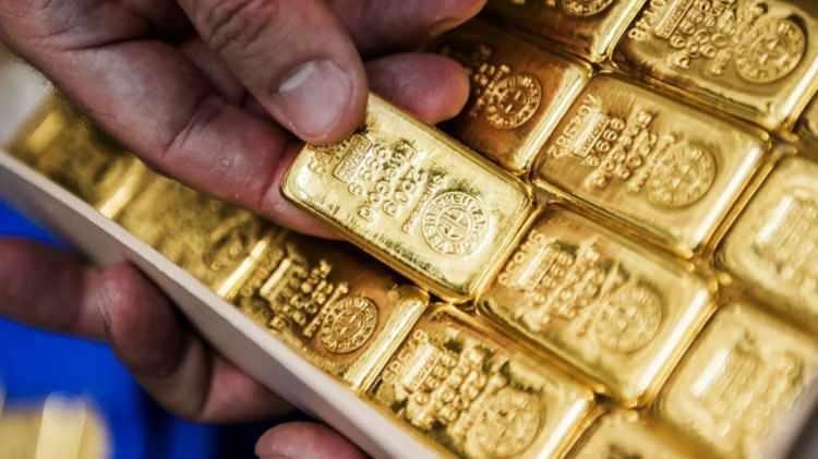 <p> Haftanın son işlem gününü 3 bin 286 dolar ile 3 bin 366 dolar aralığında geçiren ons altın günü 3 bin 358 dolardan tamamladı. Yeni günde ise sabah seansında 08.27'de 3 bin 348 dolarda bulunuyor.</p>