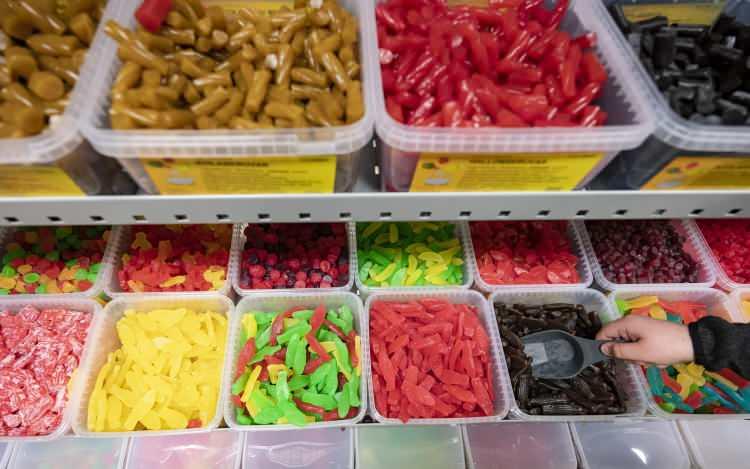 <p>BBC’de yer alan habere göre; Hollanda Gıda ve Tüketici Ürünleri Güvenliği Kurumu (NVWA), ailece1 kilogramlık Haribo Happy Cola F!ZZ şekerlerini tüketen kişilerin kendini kötü hissettiğini bildirdi. </p>
<p></p>