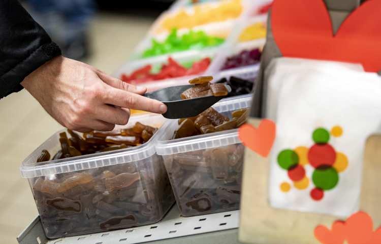 <p>Yapılan incelemelerde, şekerlerden alınan numunelerde uyuşturucu madde bulunduğu doğrulandı. NVWA'dan bir sözcü, şu ana kadar üç pakette uyuşturucu maddeye rastlandığını açıkladı ancak Haribo firması, tüm ürünlerini geri çağırdı.</p>
<p> </p>