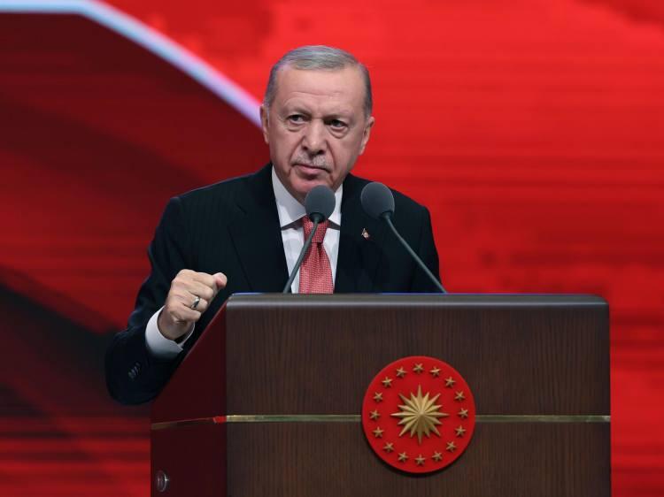 <p><span style="color:#FF0000">"10 HUKUKÇU ARKADAŞIMIZI GÖREVLENDİRDİK"</span></p>
<p>AK Parti İl Başkanları Toplantısı'na katılan Cumhurbaşkanı Recep Tayyip Erdoğan, <em><strong>"Darbe anayasası utancına son vereceğiz. Yeni anayasa için ortak bir zeminde buluşmayı hedefliyoruz. Yeni anayasa için 10 hukukçu arkadaşımızı görevlendirdik."</strong></em> ifadelerini kullandı.</p>