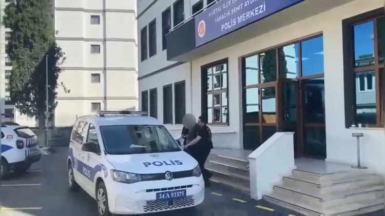 <p>Ardından defalarca kendini tokatladı. Küfürler etmeye başlayan şüpheli, olay yerine gelen polis ekipleri tarafından gözaltına alındı.</p>
