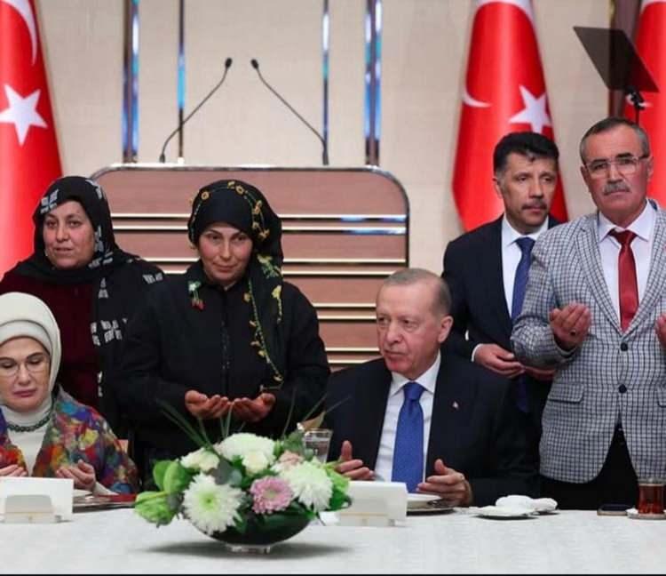 <p><span style="color:#A52A2A">ERDOĞAN'A TEŞEKKÜR </span></p>
<p>Cumhurbaşkanı Erdoğa'a yetiştirdikleri çileklerden götürdüğünü söyleyen Öztürk, <strong>"Cumhurbaşkanlığı Külliyesi'ne iftara gitmiştik. Verdiği desteklerden ötürü Cumhurbaşkanı Recep Tayyip Erdoğan'a teşekkür etmiştim ve çilek götürmüştüm." </strong>dedi. </p>