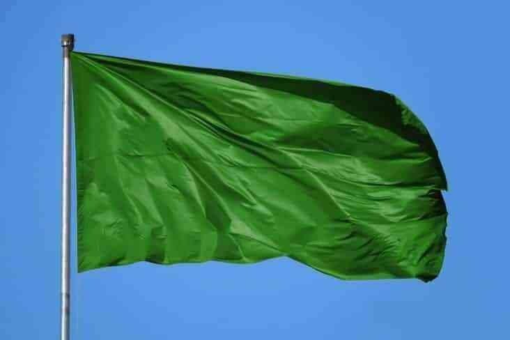 <p><span style="color:#B22222"><strong>DÜZ YEŞİL</strong></span></p>

<p> </p>

<p> </p>

<p>Libya, Muammer Kaddafi rejiminin yıkılmasının ardından 2011 yılında bayrağını değiştirdi. Düz yeşil bir alana sahip olan önceki bayrak, Kaddafi'nin yönetimi ve ideolojik politikaları ile ilişkilendiriliyordu. Libya İç Savaşı'nın ardından ülkenin demokrasi ve birlik özlemlerini temsil edecek yeni bir bayrak kabul edildi.</p>
