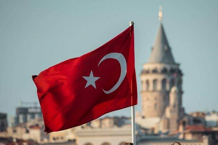 <p><span style="color:rgb(178, 34, 34)"><strong>BAYRAĞIMIZIN ANLAM VE ÖNEMİ</strong></span></p>
<p> </p>
<p>Bayrağın beyaz yıldızı, temizliği, aydınlığı ve barışı sembolize eder. Beyaz yıldız, Türk milletinin ulusal değerlerini ve birliğini temsil eder.</p>
<p> </p>
<p>Türk bayrağındaki en dikkat çeken sembollerden biri beş köşeli yıldız, Türk milletinin tarihinde önemli bir sembol olarak kabul edilir.<strong> Bu sembol, geleneksel olarak Türkler tarafından kullanılmıştır ve beş ana coğrafi bölgeyi temsil ettiği söylenir.</strong></p>
<p> </p>
<p>Bu bölgeler şunlardır: Karadeniz Bölgesi, İç Anadolu Bölgesi, Akdeniz Bölgesi, Ege Bölgesi ve Güneydoğu Anadolu Bölgesi. Beş köşeli yıldız, Türk milletinin birliğini ve coğrafi çeşitliliğini yansıtır.</p>