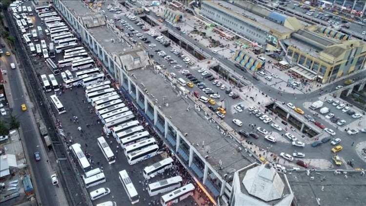 <p>Yıldırım, AA muhabirine yaptığı açıklamada Kurban Bayramı'nın yaz tatili başlangıcına gelmesinin hareketliliği artırdığını belirterek, "Bu hafta otobüslerde doluluk oranları yüzde 100'lere yaklaştı. Ulaştırma Bakanlığı ile yaptığımız görüşme sonrası D2 belgeli turizm taşıtlarının ek sefer düzenlemesi için bakanlıktan bir açıklama bekliyorduk. </p>